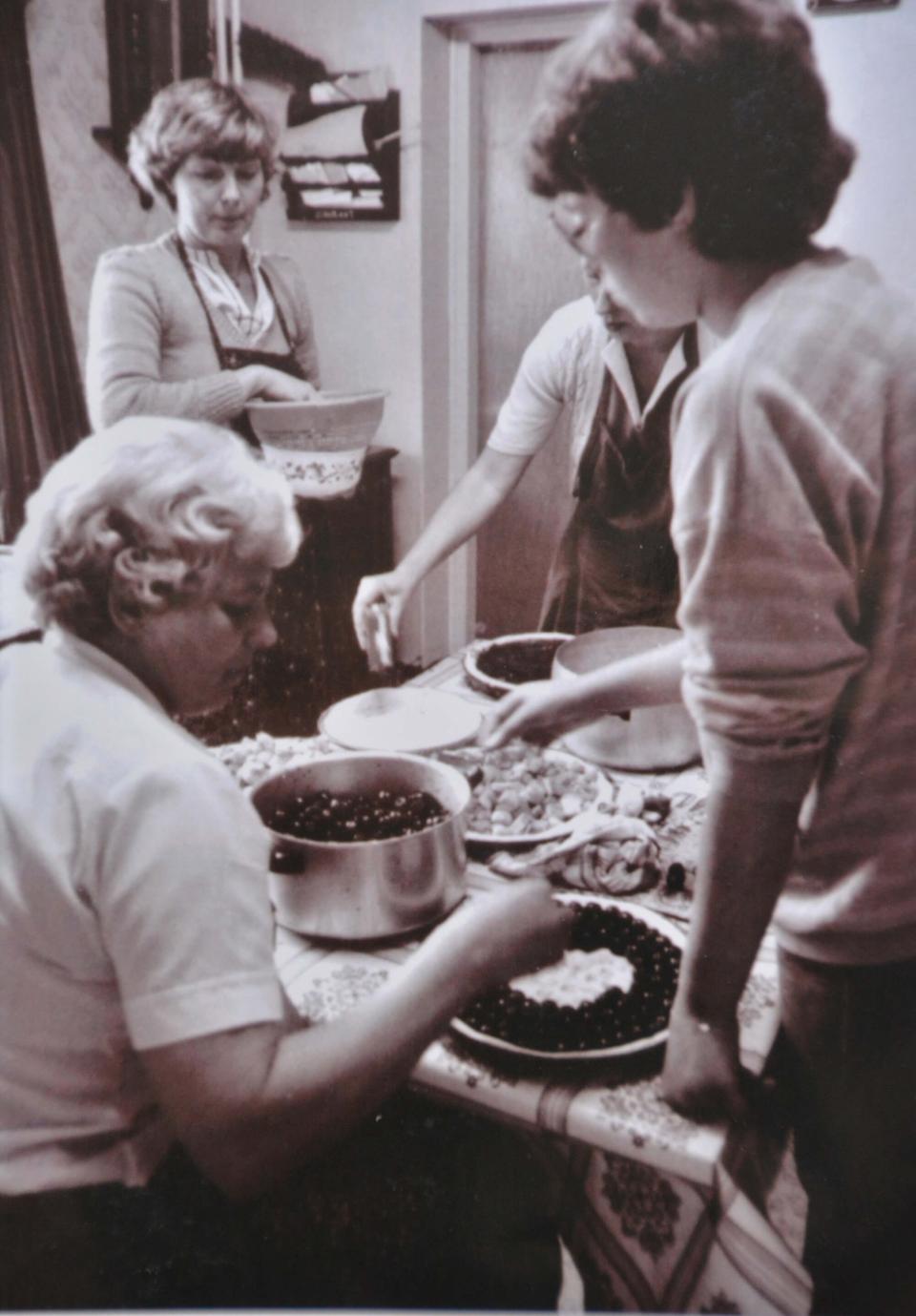 Vrouwen maken taart.